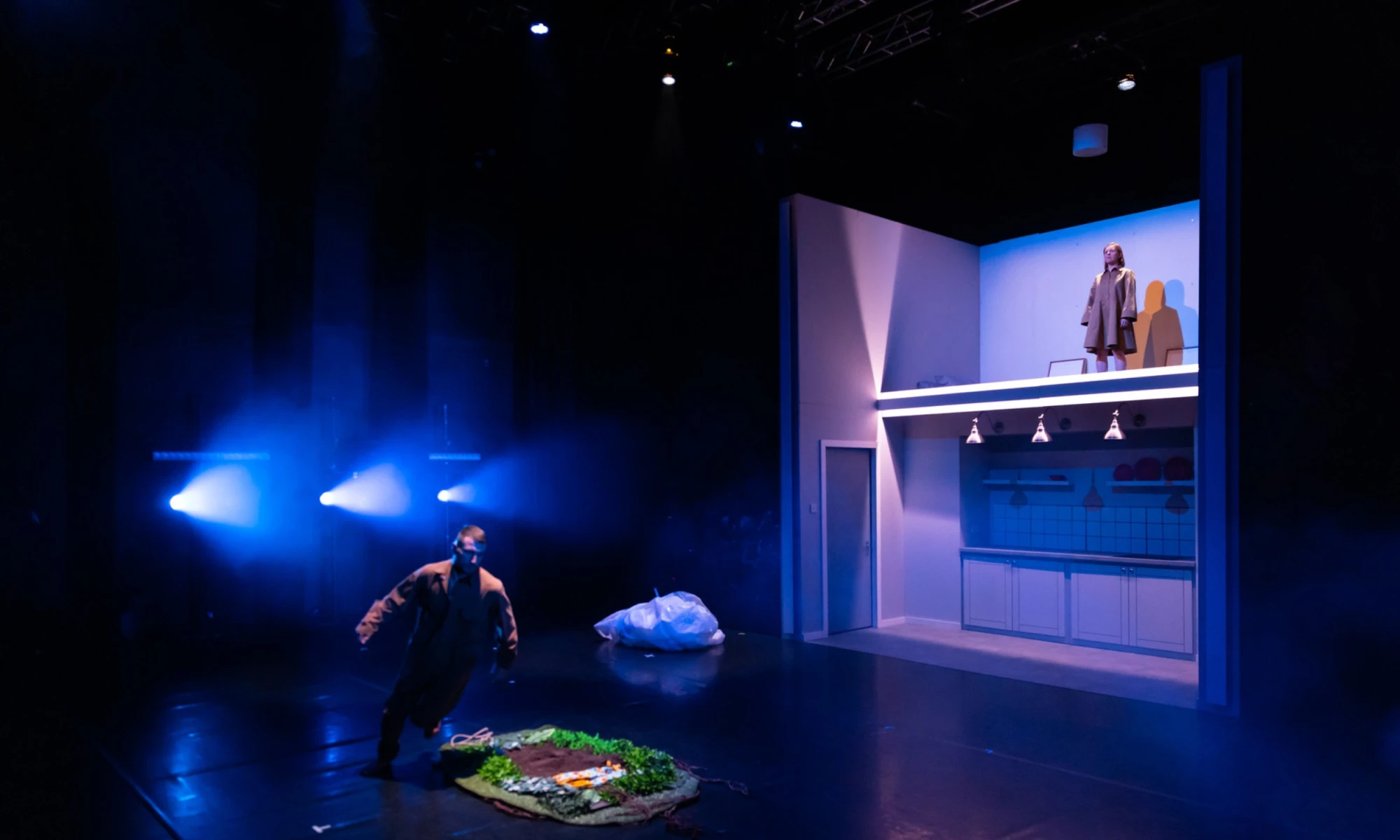 Photo of set for theatre performance of Everything Falls.